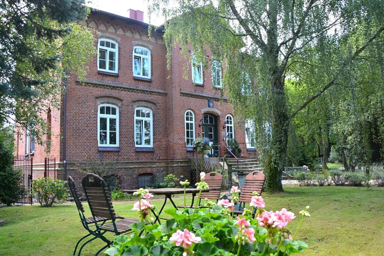 Отель Gutshaus Zietlitz Dobbin-Linstow Экстерьер фото